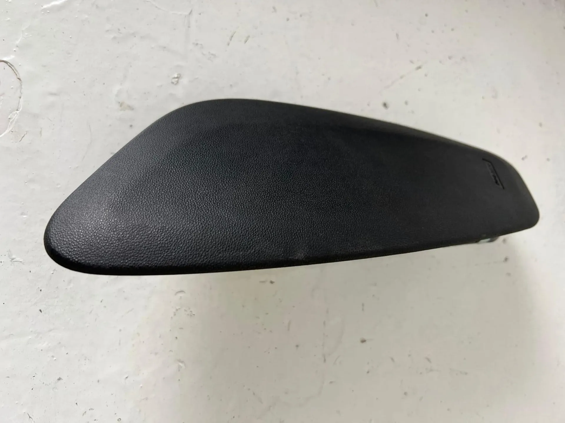 AIRBAG SEDILE DESTRO LATO PASSEGGERO con codice 1013057 da ALFA ROMEO Mito Serie (955_) (08>) 1600 Diesel con codice motore 955A3000 (2009)