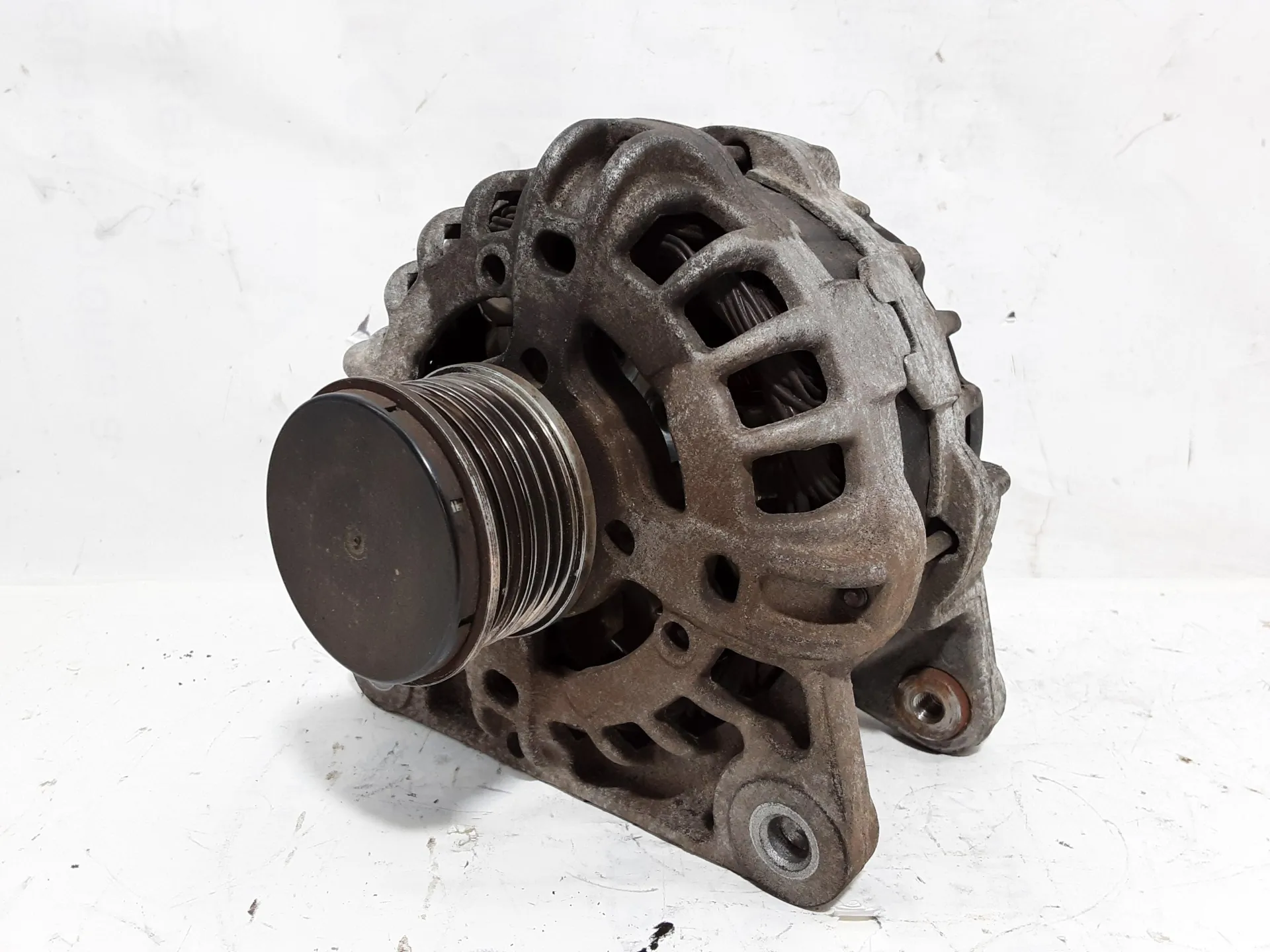 ALTERNATORE con codice 231005933R da DACIA Sandero Serie II (12>20) 1500 Diesel 55 kW / 75 CV con codice motore K9K E6/K9K 612, K9K 626, K9K 838, K9K 872 (2015)