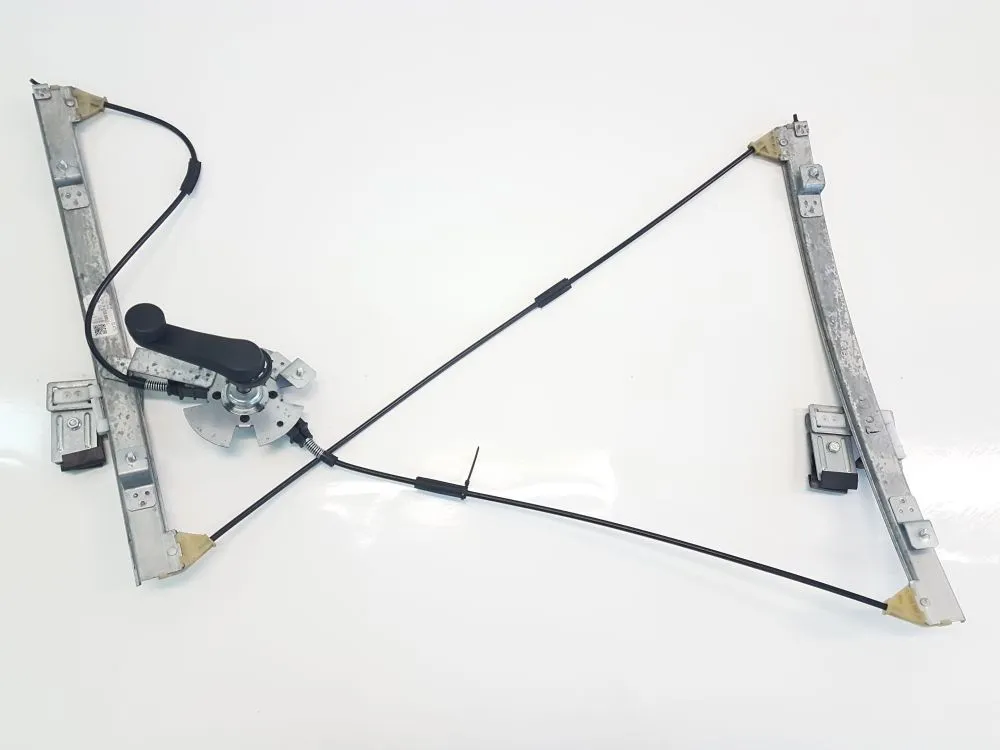 ALZA VETRO MANUALE ANT SX con codice 6N3837401E da VOLKSWAGEN Polo 3Â° Serie 1400 Benzina 40 (1998)