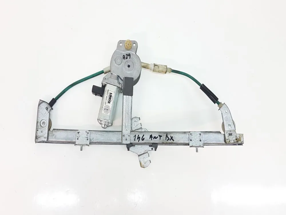 ALZACRISTALLO ELETTRICO ANT. DX PASSEGGERO con codice 606096520 da ALFA ROMEO 146 Serie (930_) (94>99) 1600 Benzina 82 (1999)