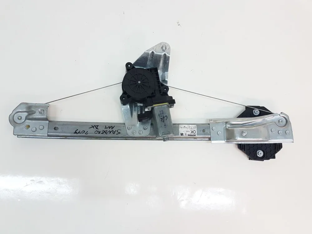 ALZACRISTALLO ELETTRICO ANT. DX PASSEGGERO con codice 807209299R da DACIA Sandero Serie STEPWAY 900 Benzina 66 (2018)