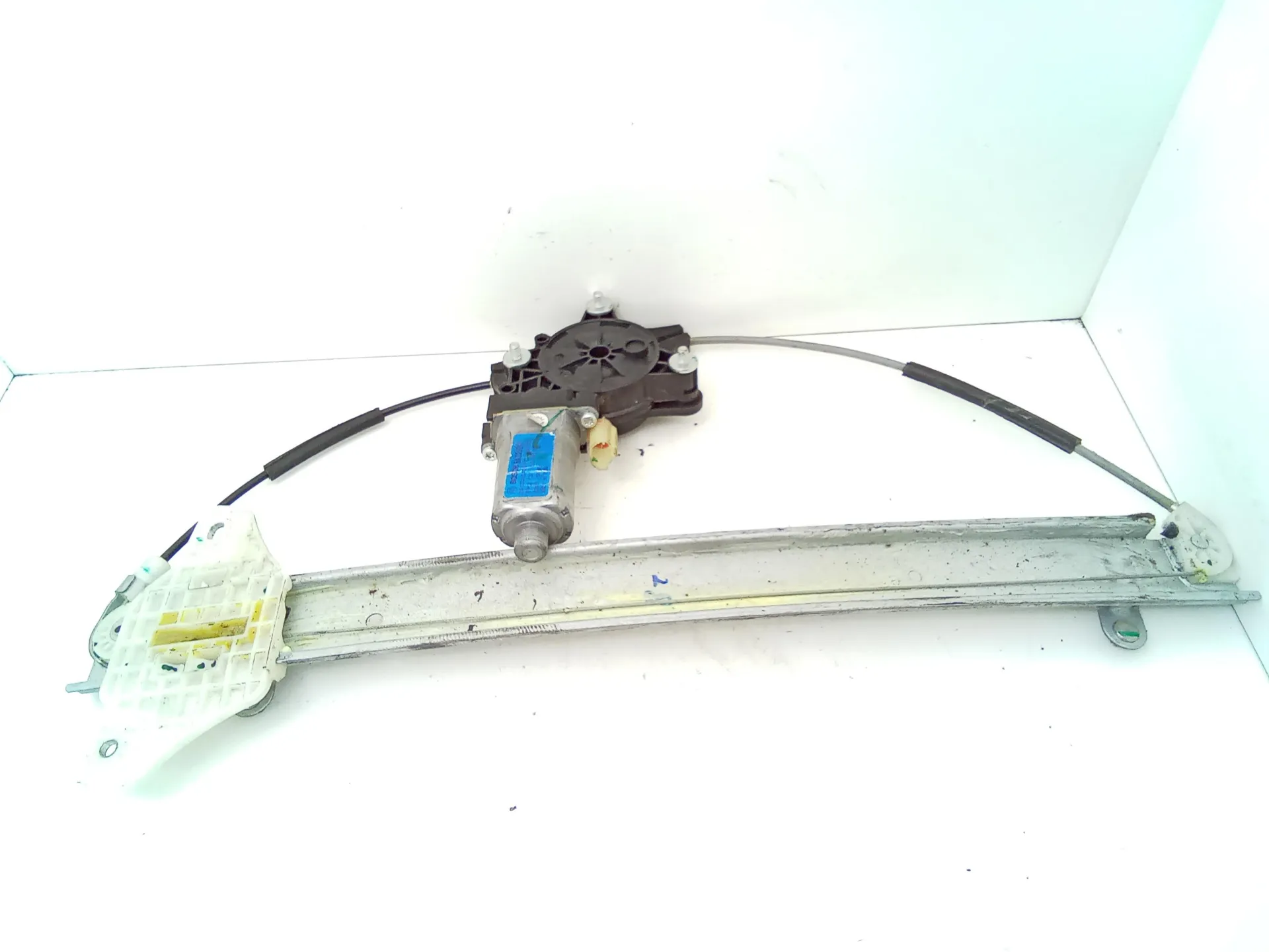 ALZACRISTALLO ELETTRICO ANT. DX PASSEGGERO con codice 82402-b4110 da HYUNDAI i10 1Â° Serie (2015)