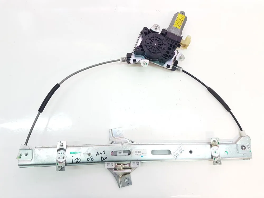 ALZACRISTALLO ELETTRICO ANT. DX PASSEGGERO con codice 824020X010 da HYUNDAI i10 1Â° Serie 1100 Benzina 51 (2011)