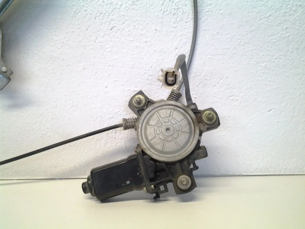 ALZACRISTALLO ELETTRICO ANT. DX PASSEGGERO con codice 85710-22300 da TOYOTA Rav4 1Â° Serie 2000 Benzina 95 (1995)