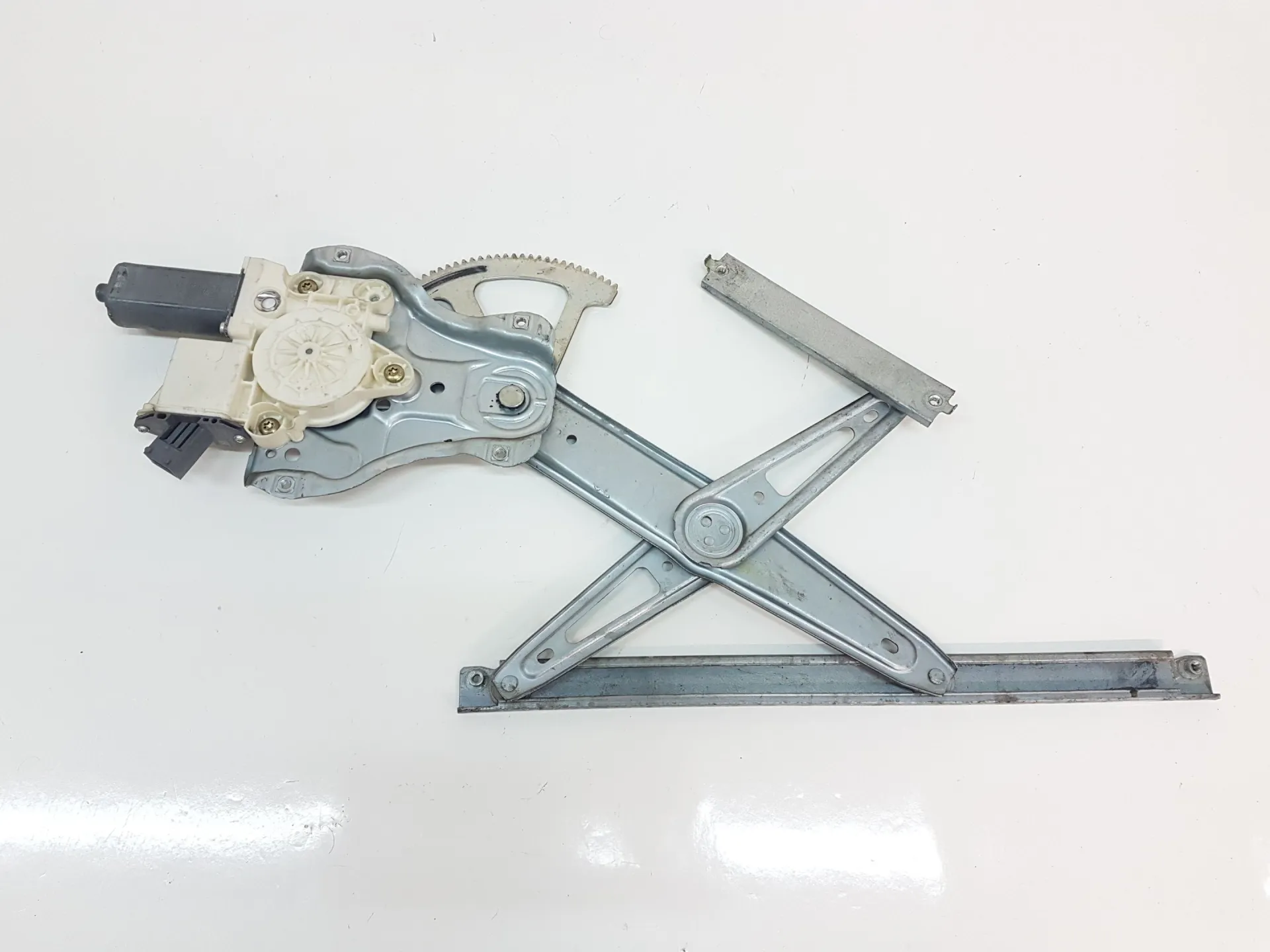 ALZACRISTALLO ELETTRICO ANT. DX PASSEGGERO con codice 6981005050 da TOYOTA Avensis S. Wagon 2Â° Serie 2200 Diesel 110 (2007)