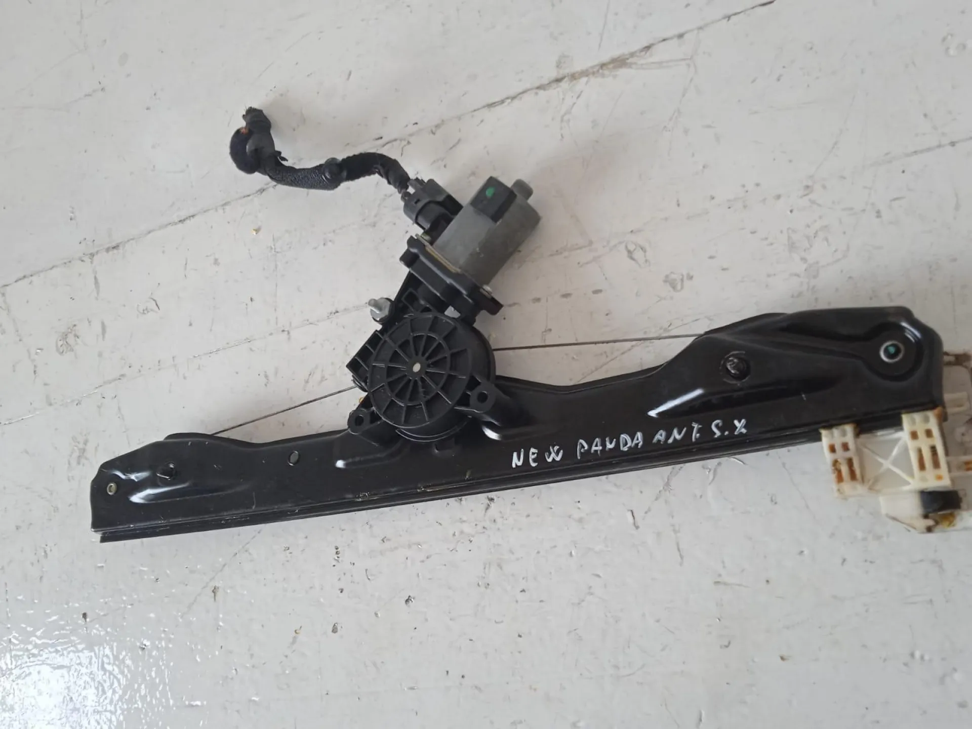 ALZACRISTALLO ELETTRICO ANT. SX GUIDA con codice 518429500 da FIAT Panda 3Â° Serie 1300 Diesel (2015)