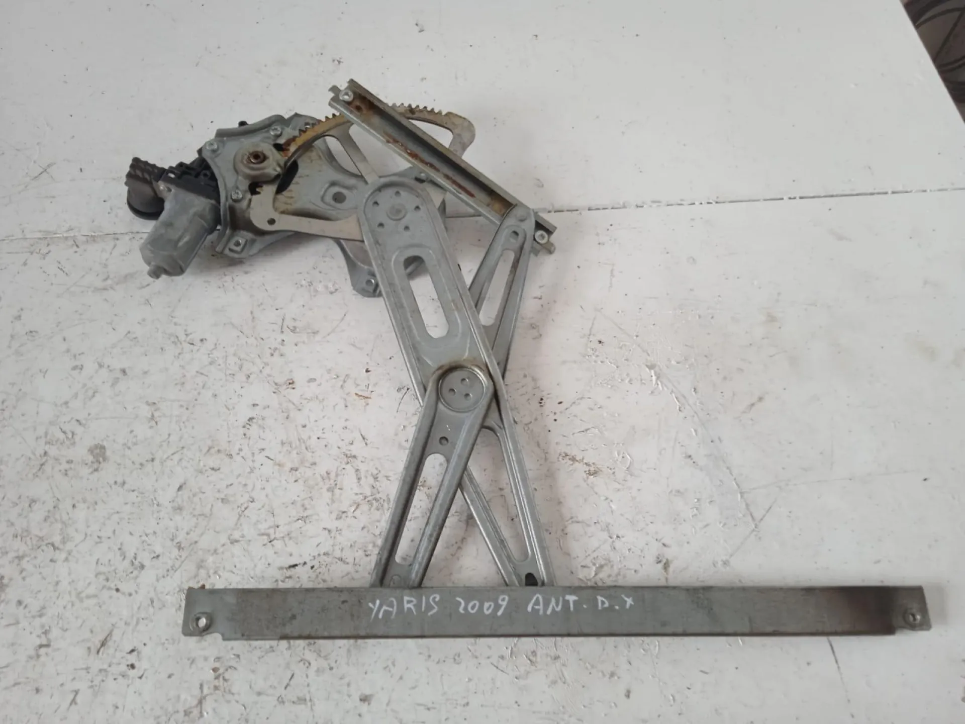 ALZACRISTALLO ELETTRICO ANT. SX GUIDA con codice 857100D100 da TOYOTA Yaris Serie (08>11) Diesel (2009)