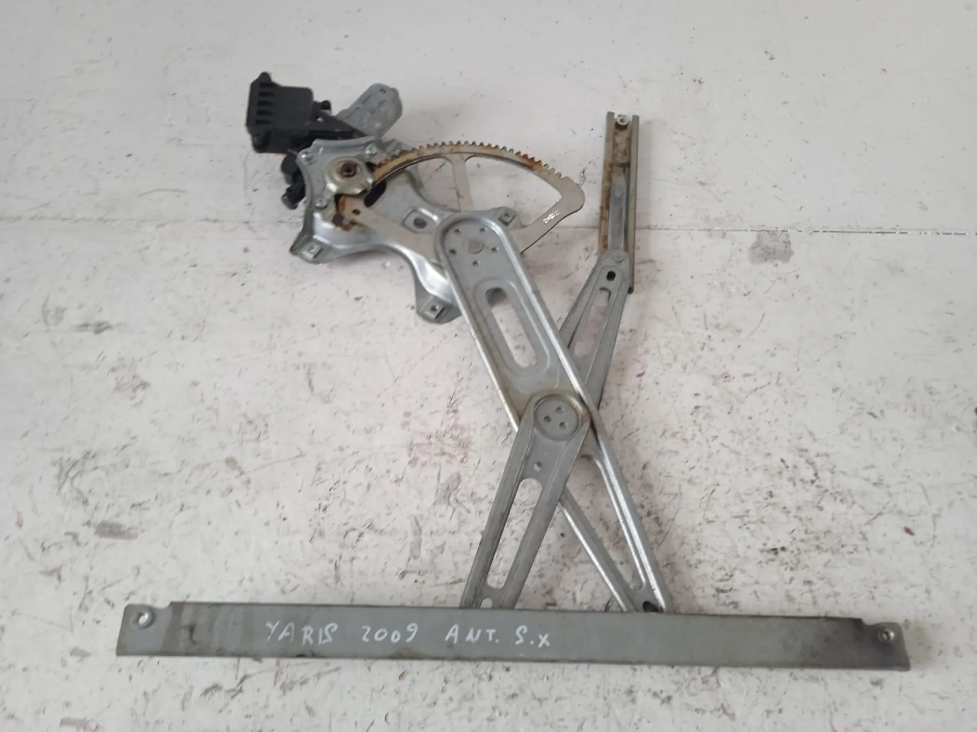 ALZACRISTALLO ELETTRICO ANT. SX GUIDA con codice 983722104 da TOYOTA Yaris Serie (08>11) Diesel (2009)