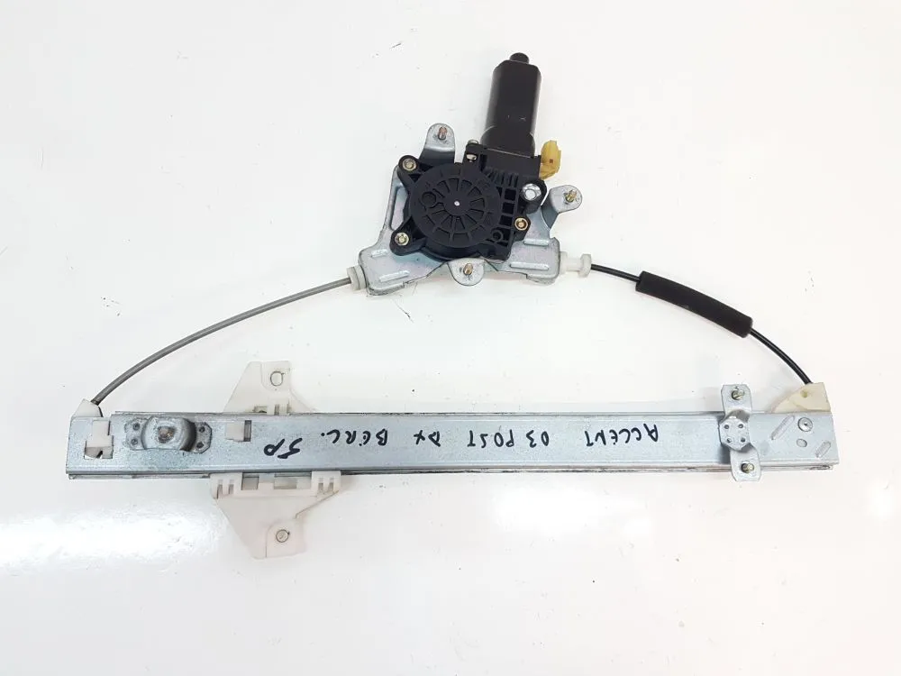 ALZACRISTALLO ELETTRICO POST. DX PASS. con codice 8340425010 da HYUNDAI Accent 3Â° Serie 1300 Benzina 55 (2003)