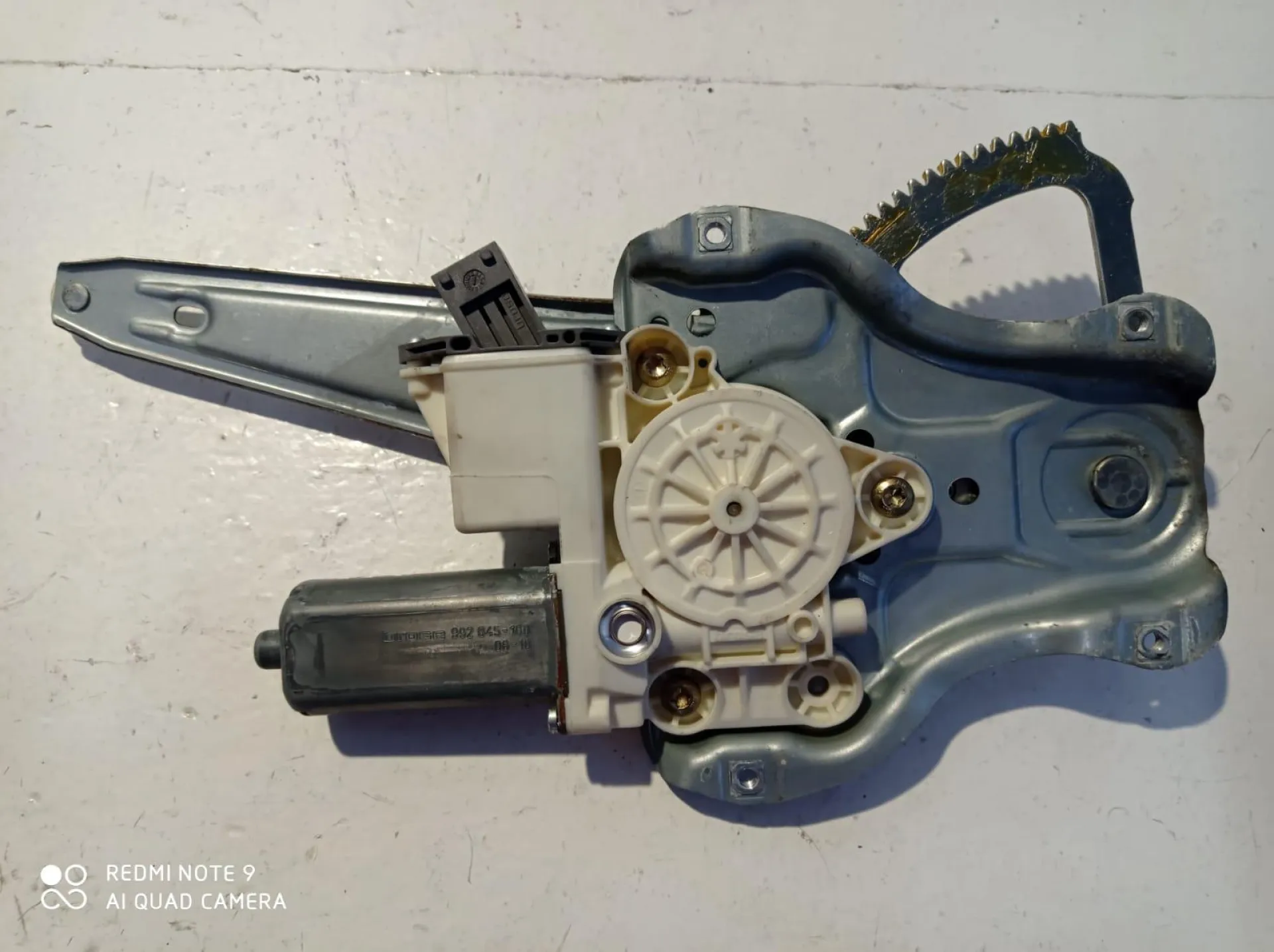 ALZACRISTALLO ELETTRICO POST. DX PASS. con codice 6983005100 da TOYOTA Corolla Berlina 4Â° Serie Diesel (2007)
