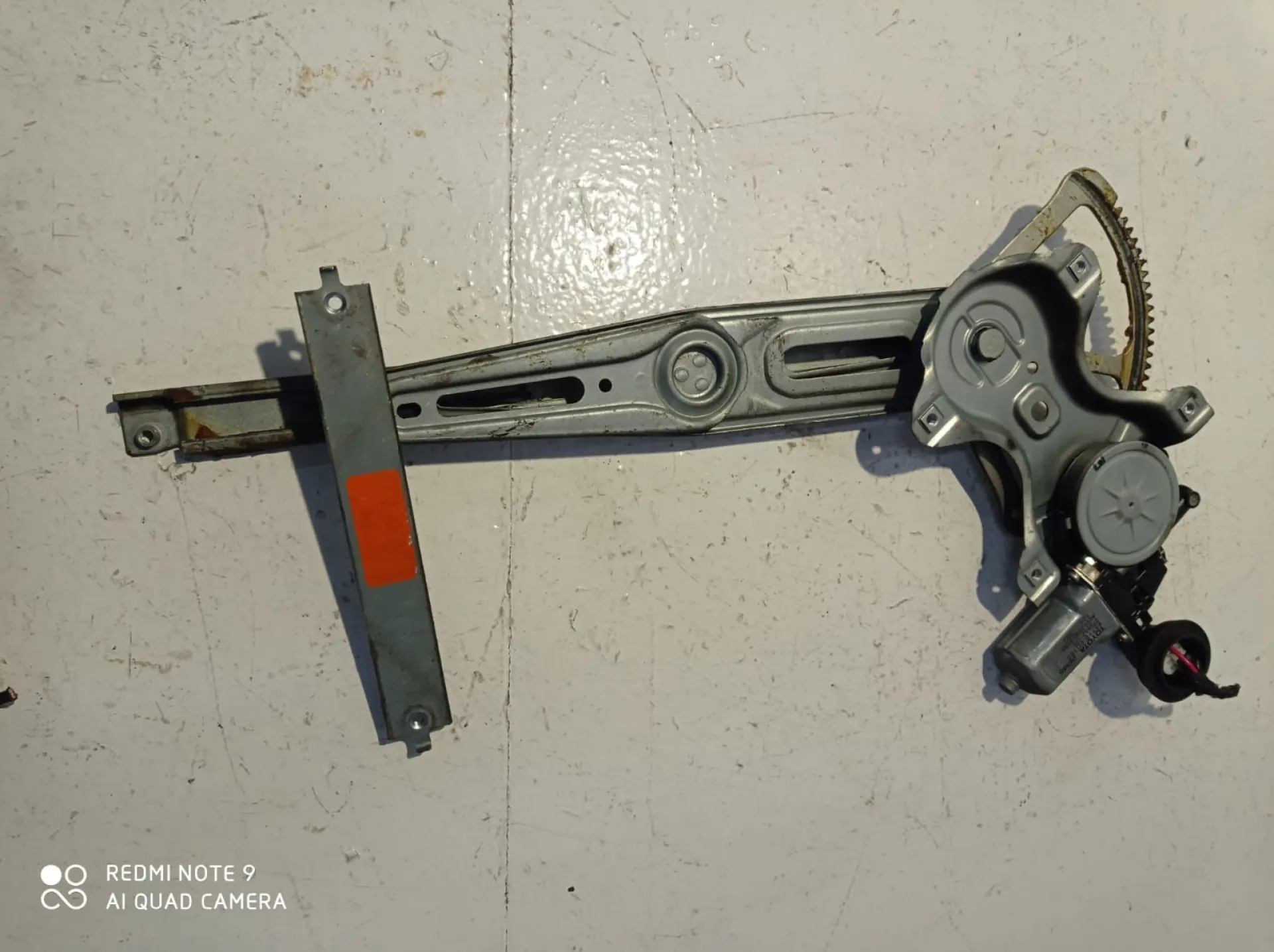 ALZACRISTALLO ELETTRICO POST. DX PASS. con codice 973582100 da TOYOTA Yaris Serie (08>11) Benzina (2009)