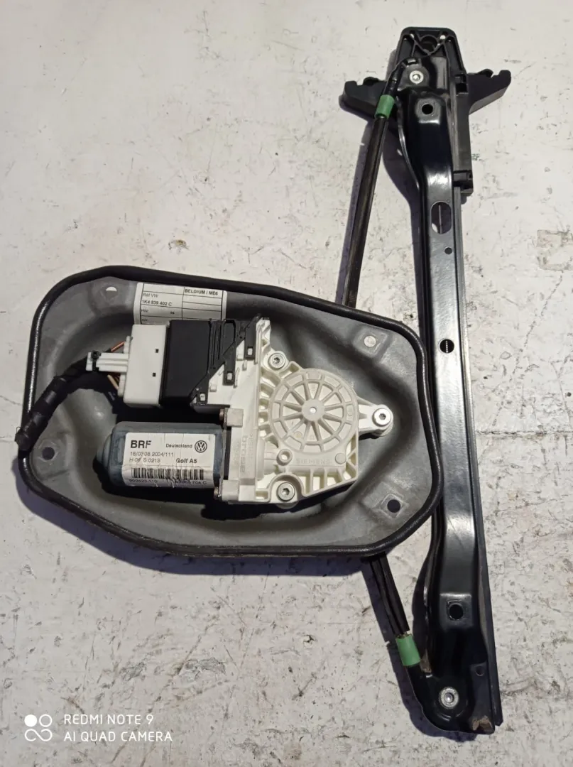 ALZACRISTALLO ELETTRICO POST. DX PASS. con codice 1K0959704 C da VOLKSWAGEN Golf 5 Berlina (03>08) Diesel (2007)