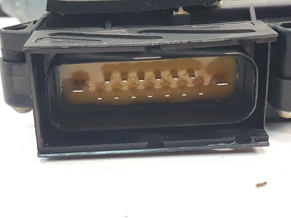 ALZACRISTALLO ELETTRICO POST. DX PASS. con codice 7M3959812 da VOLKSWAGEN Sharan 2Â° Serie 1900 Diesel 85 (2003)