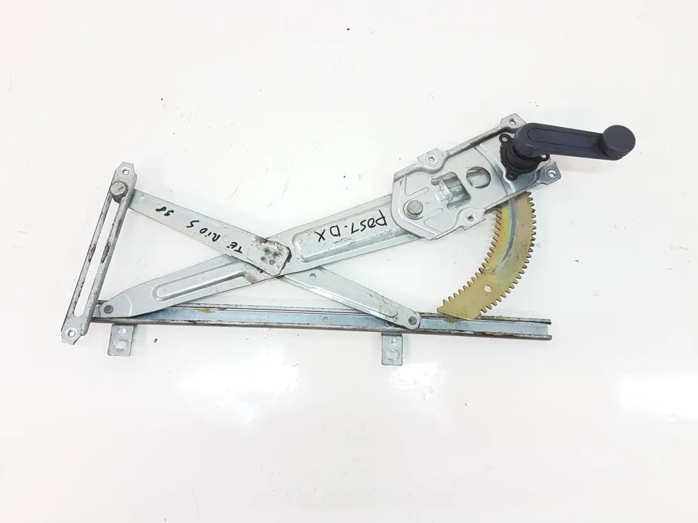 ALZAVETRO MANUALE POST DX PASSEGGERO con codice 6983087401 da DAIHATSU Terios 1Â° Serie 1300 Benzina 63 (2002)