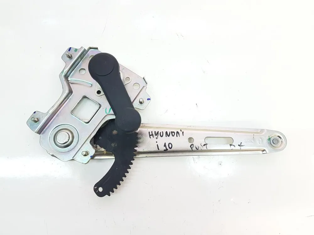 ALZAVETRO MANUALE POST DX PASSEGGERO con codice 834020X000 da HYUNDAI i10 1Â° Serie 1100 Benzina 51 (2011)