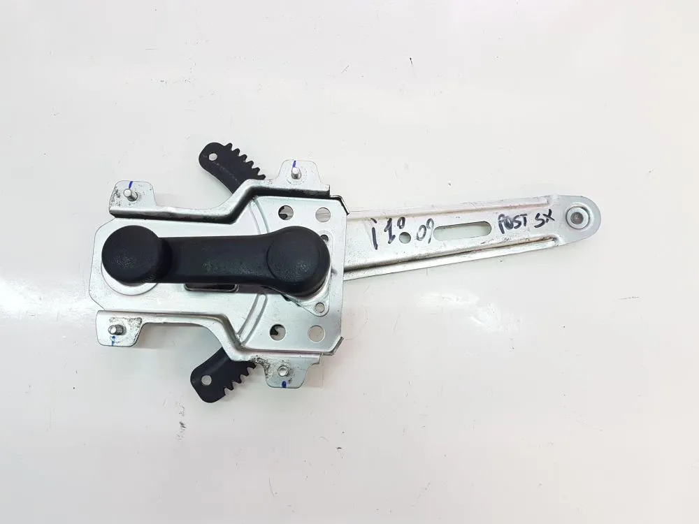 ALZAVETRO MANUALE POST SX GUIDA con codice 834010X000 da HYUNDAI i10 1Â° Serie 1100 Benzina 51 (2011)