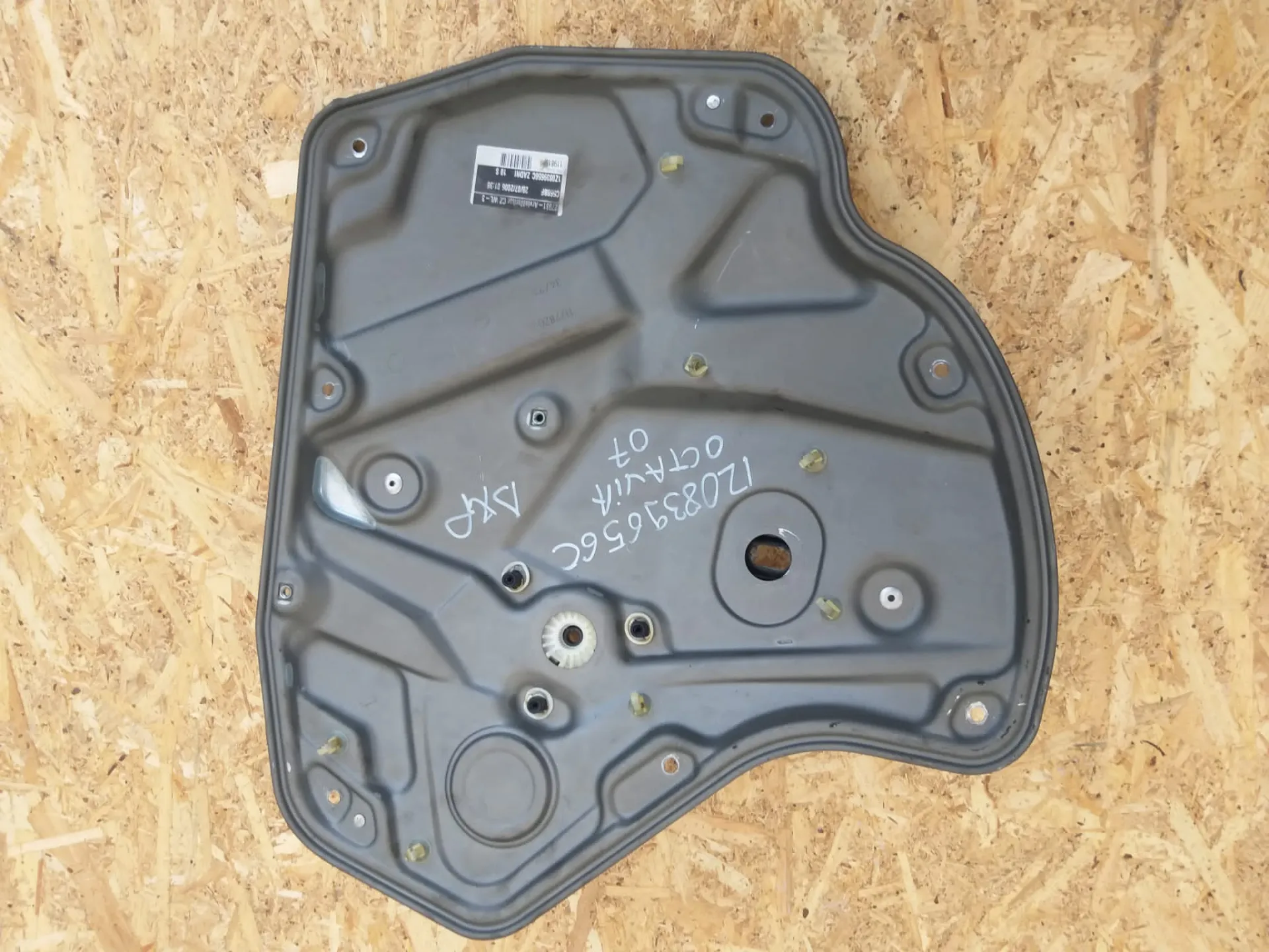 Alzavetro posteriore destro Skoda Octavia del 2007 1.9 Diesel CODICE RICAMBIO : 1Z0839656C
