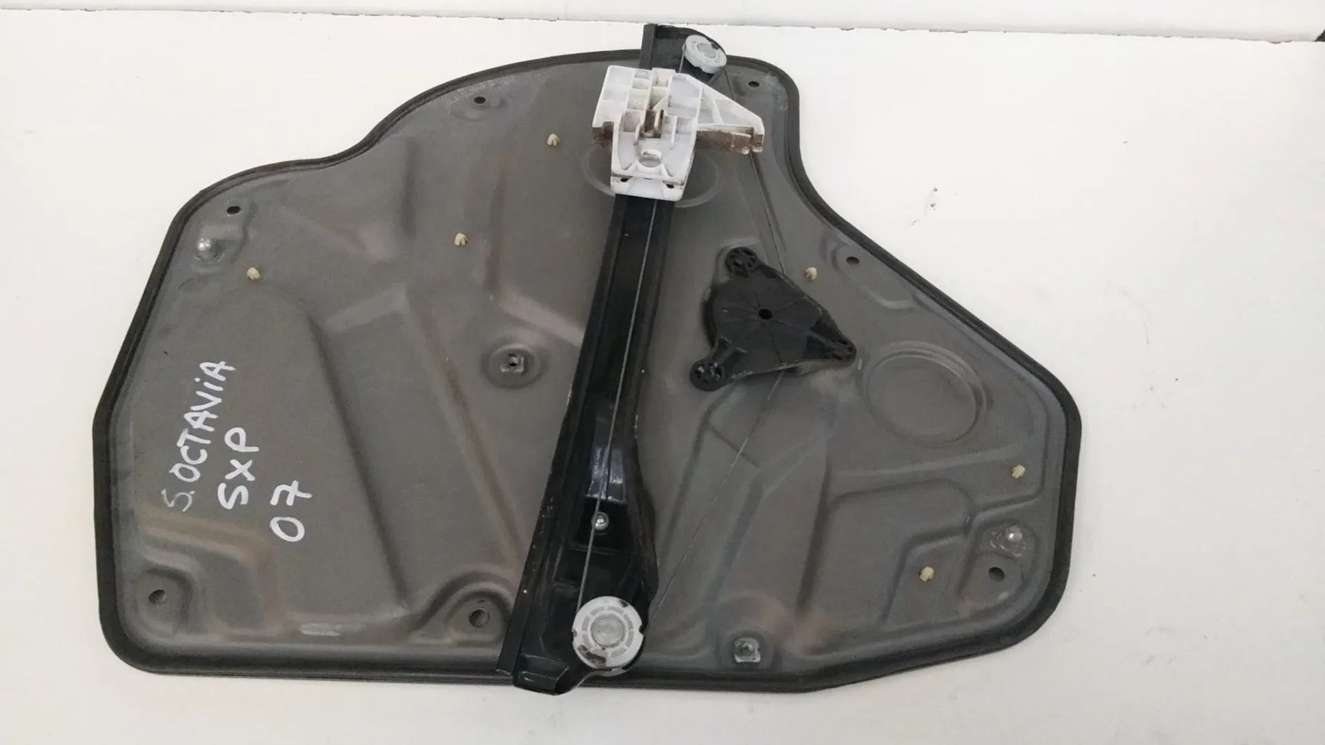 Alzavetro posteriore sinistro Skoda Octavia SW del 2008 1.9 Diesel