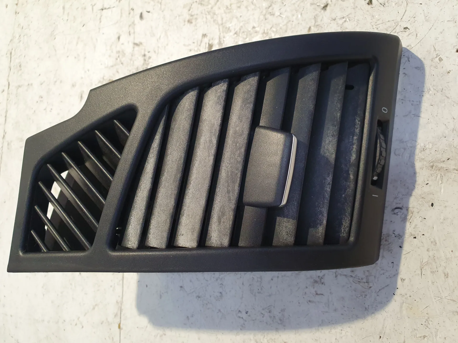 BOCCHETTA ARIA CRUSCOTTO LATO GUIDA con codice 705918812 / P0102044 da BMW Serie 1 Serie (E87) (04>07) 2000 Diesel (2005)