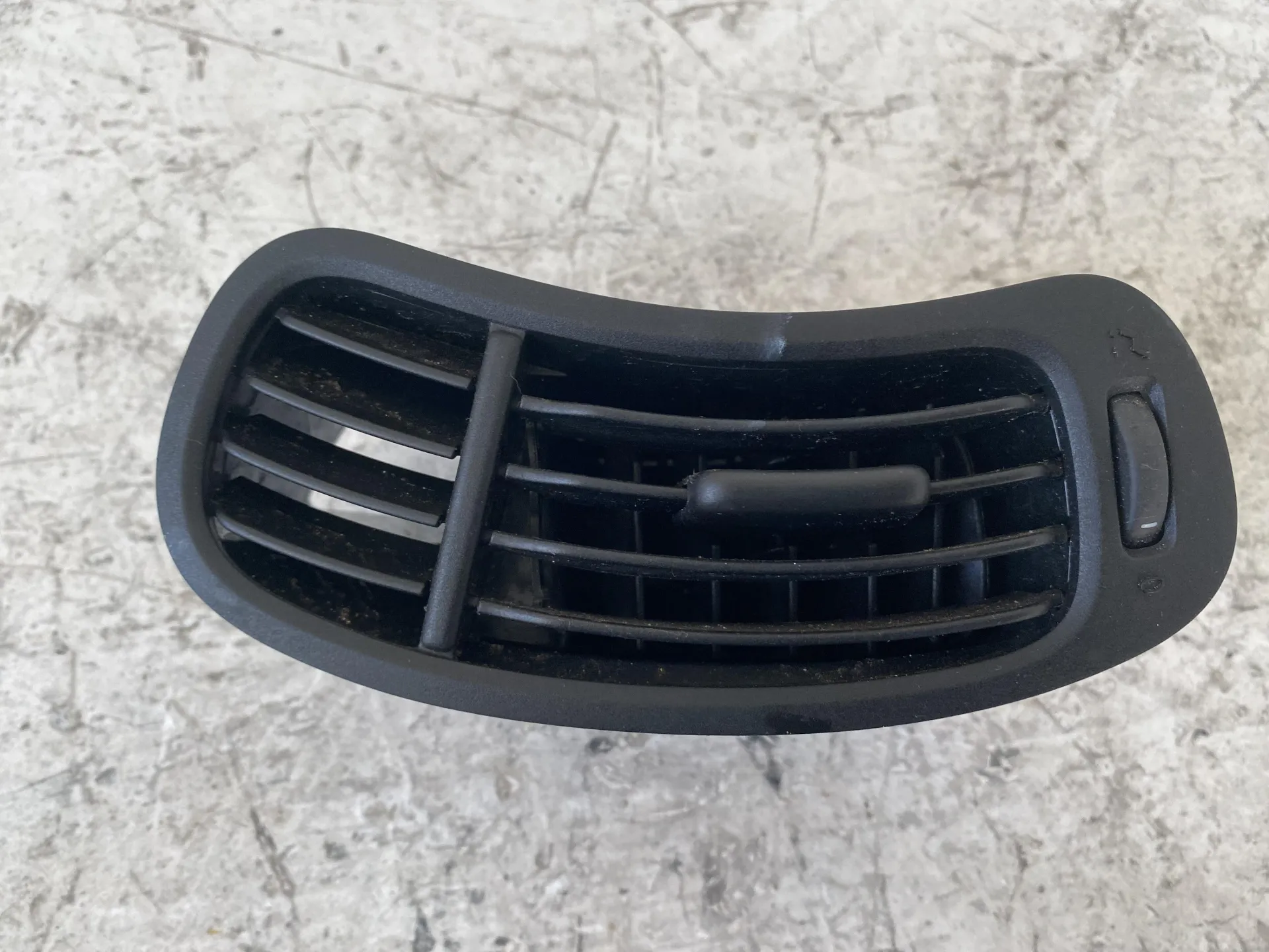 BOCCHETTA ARIA CRUSCOTTO LATO GUIDA con codice 735597683 da FIAT Panda Twinair 900 Benzina con codice motore 312A2000/312A2000 (2015)