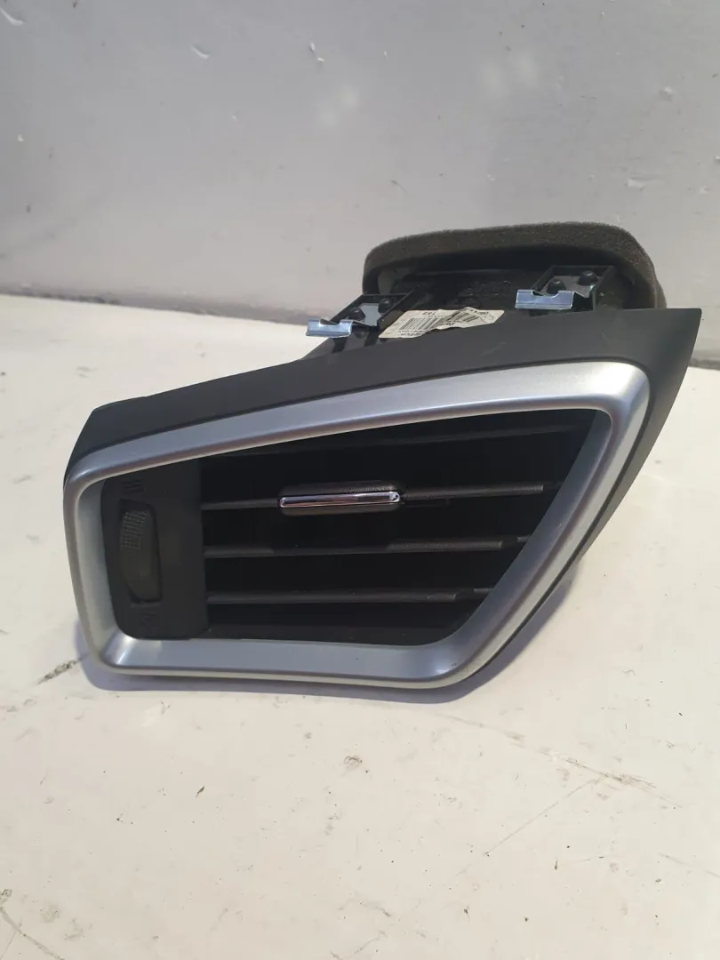 BOCCHETTA ARIA CRUSCOTTO LATO GUIDA con codice 68761HV00A da NISSAN Qashqai Serie 1600 Diesel (2018)