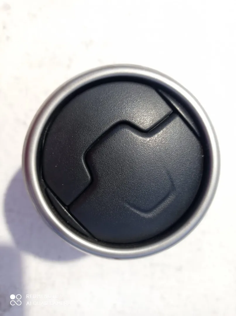 BOCCHETTA ARIA CRUSCOTTO LATO GUIDA con codice 68760JD10A da NISSAN Qashqai 2Â° Serie 2000 Diesel (2012)