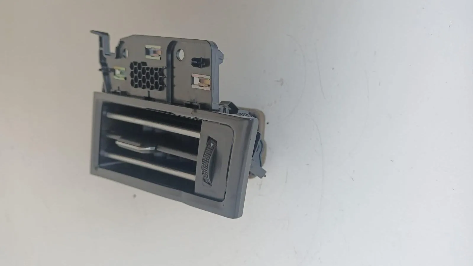 BOCCHETTA ARIA CRUSCOTTO LATO GUIDA con codice 3G1.819.701 E da VOLKSWAGEN Passat Variant 5Â° Serie 2000 Diesel con codice motore DFGA/DFGA (2019)