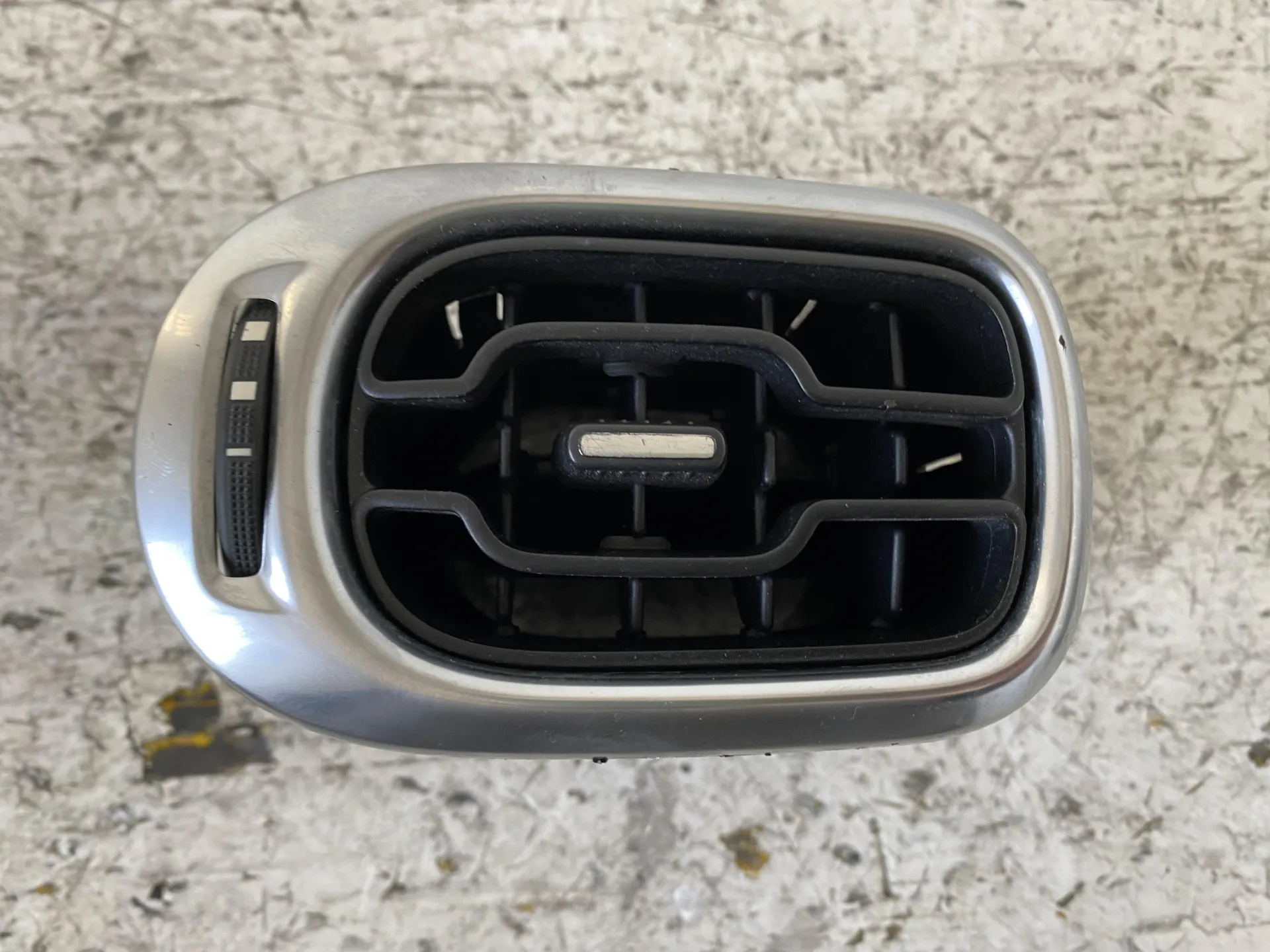 BOCCHETTA ARIA CRUSCOTTO LATO PASSEGGERO con codice 9682570377 da CITROEN C3 Picasso (08>) 1600 Diesel (2014)
