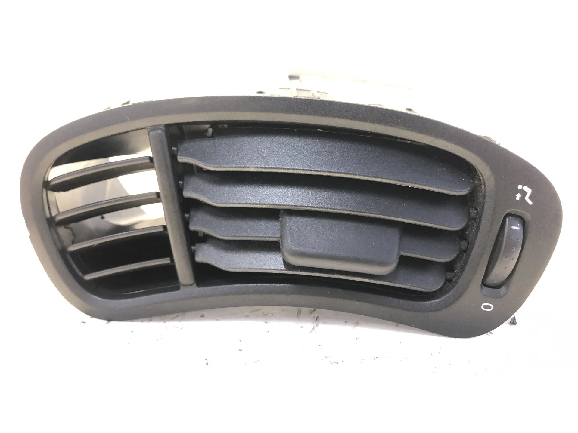 BOCCHETTA ARIA CRUSCOTTO LATO PASSEGGERO con codice 735491130 da FIAT Panda 3Â° Serie 1300 Diesel (2017)