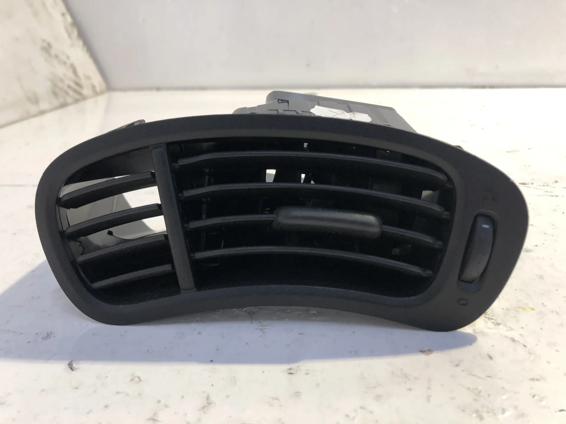 BOCCHETTA ARIA CRUSCOTTO LATO PASSEGGERO con codice 735597632 da FIAT Panda 3Â° Serie 1300 Diesel (2016)