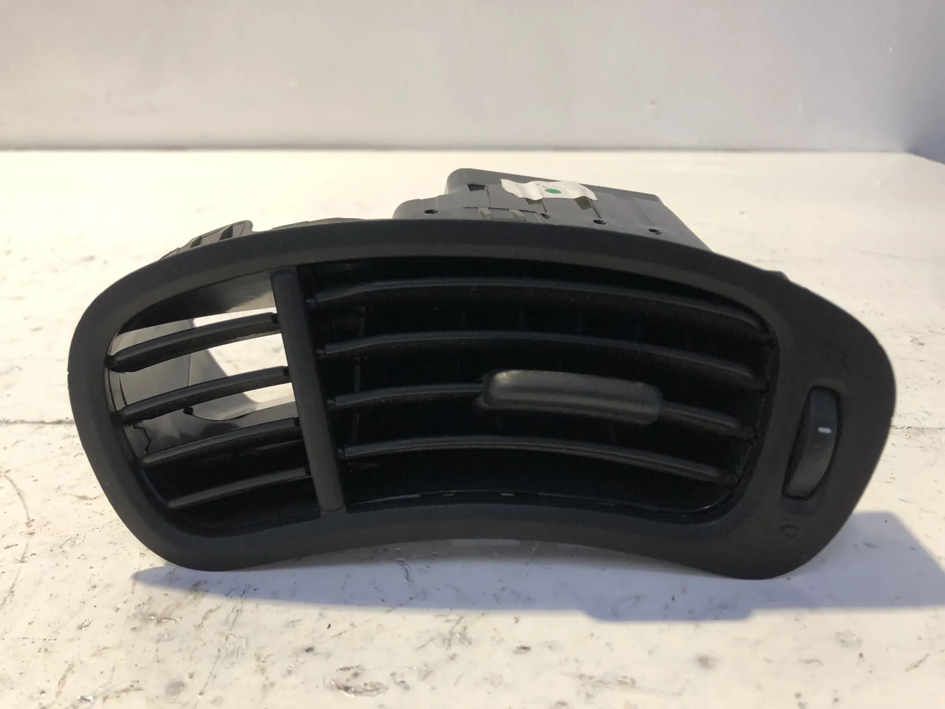 BOCCHETTA ARIA CRUSCOTTO LATO PASSEGGERO con codice 735597682 da FIAT Panda 3Â° Serie 1300 Diesel (2015)