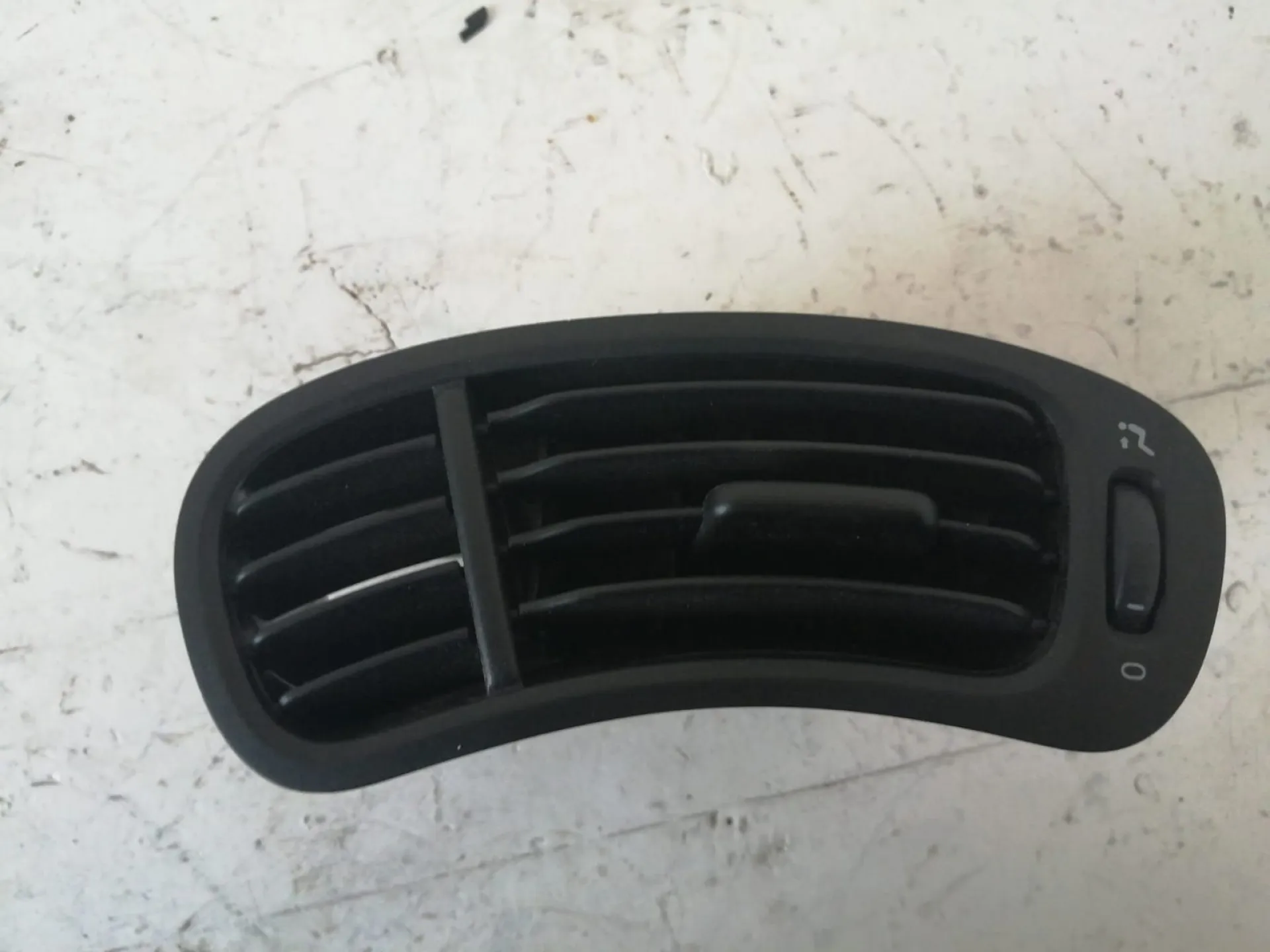BOCCHETTA ARIA CRUSCOTTO LATO PASSEGGERO con codice 735491139 da FIAT Panda 3Â° Serie 1200 Benzina (2014)
