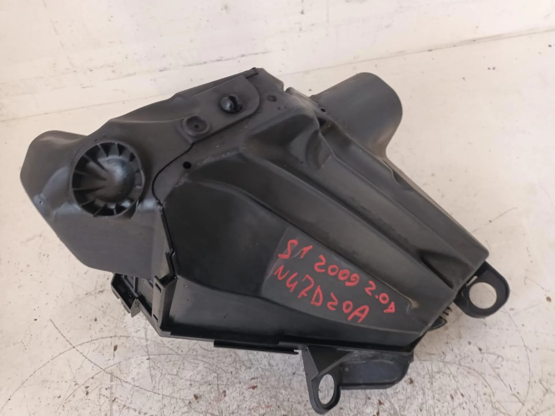 BOX SCATOLA FILTRO ARIA con codice 13717797466-03 da BMW Serie 1 Serie (E87) (07>) 2000 Diesel con codice motore N47D20A/N47D20A (2009)