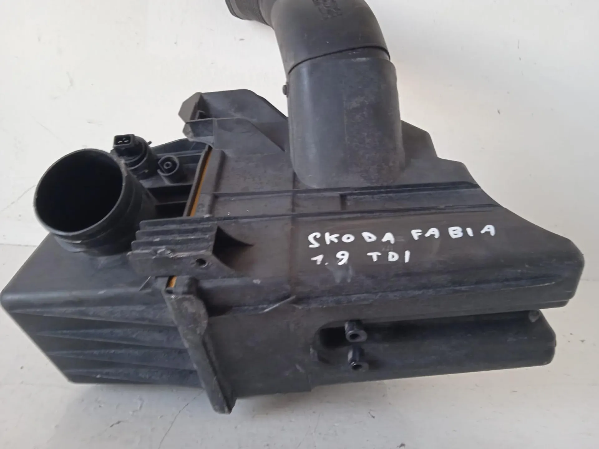 BOX SCATOLA FILTRO ARIA con codice 6Q0129601AE da SKODA Fabia Berlina 2Â° Serie 1900 Diesel con codice motore ASY/ASY (2009)