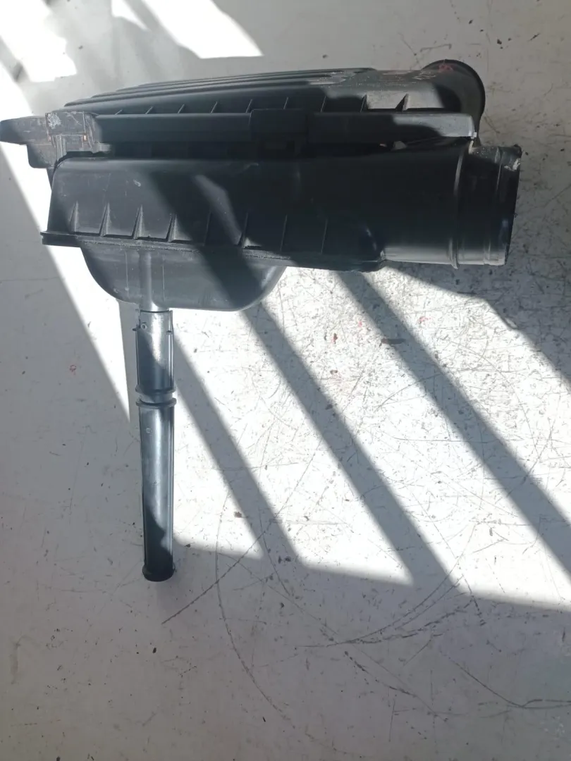 BOX SCATOLA FILTRO ARIA con codice 04E129620 da VOLKSWAGEN Golf 7 Berlina (12>) 1200 Benzina con codice motore CJZ/CJZ (2019)