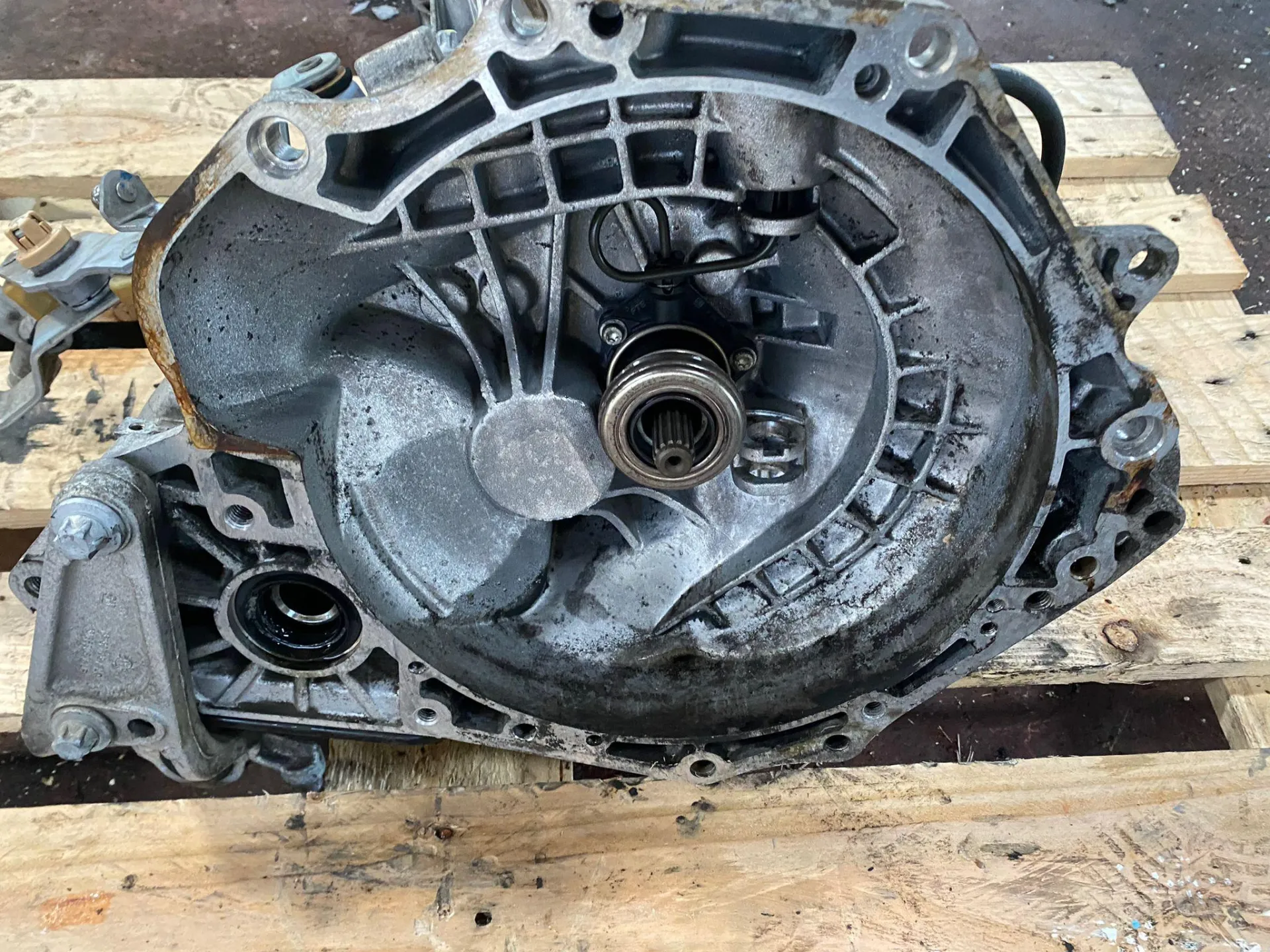 CAMBIO MANUALE COMPLETO con codice 55565177 da OPEL Corsa D 5P 2Â° Serie 1200 Benzina con codice motore A12XER/A12XER (2011)