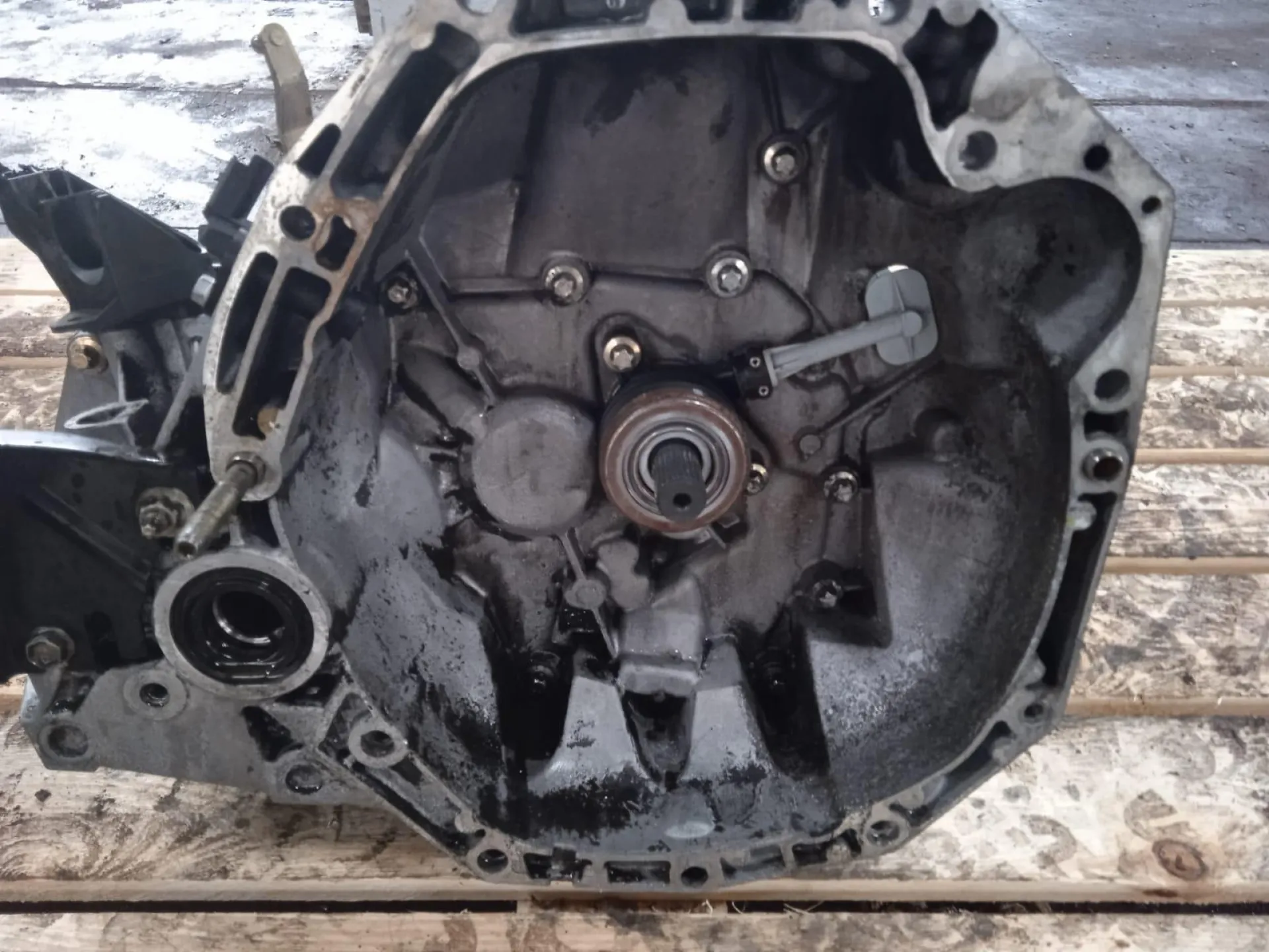 CAMBIO MANUALE COMPLETO con codice 8200459875 da RENAULT Clio Serie (04>08) 1200 Benzina con codice motore K9K T766/K9K T766 (2005)