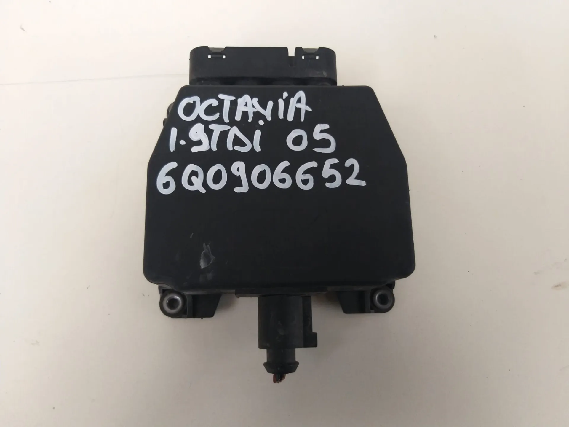Centralina blocco valvole Skoda Octavia 1.9 D del 2005 CODICE RICAMBIO : 6Q0906652