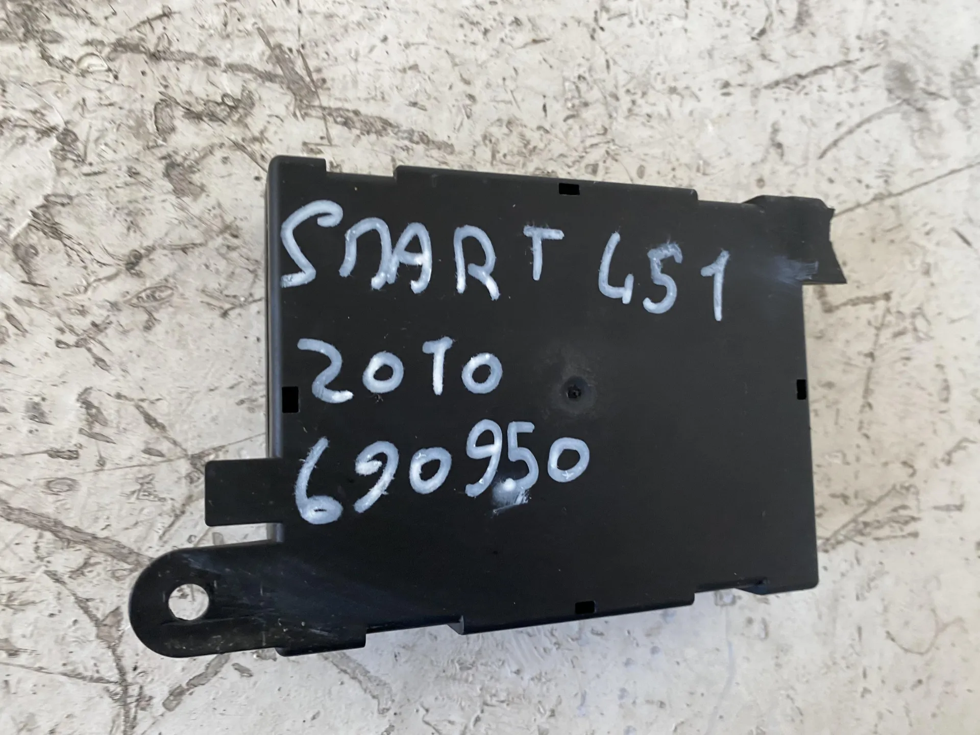 CENTRALINA CHIUSURA CENTRALIZZATA con codice A4518200026 002 da SMART Fortwo CoupÃ© 3Â° Serie (w 451) 800 Diesel con codice motore 690950/690950 (2010)