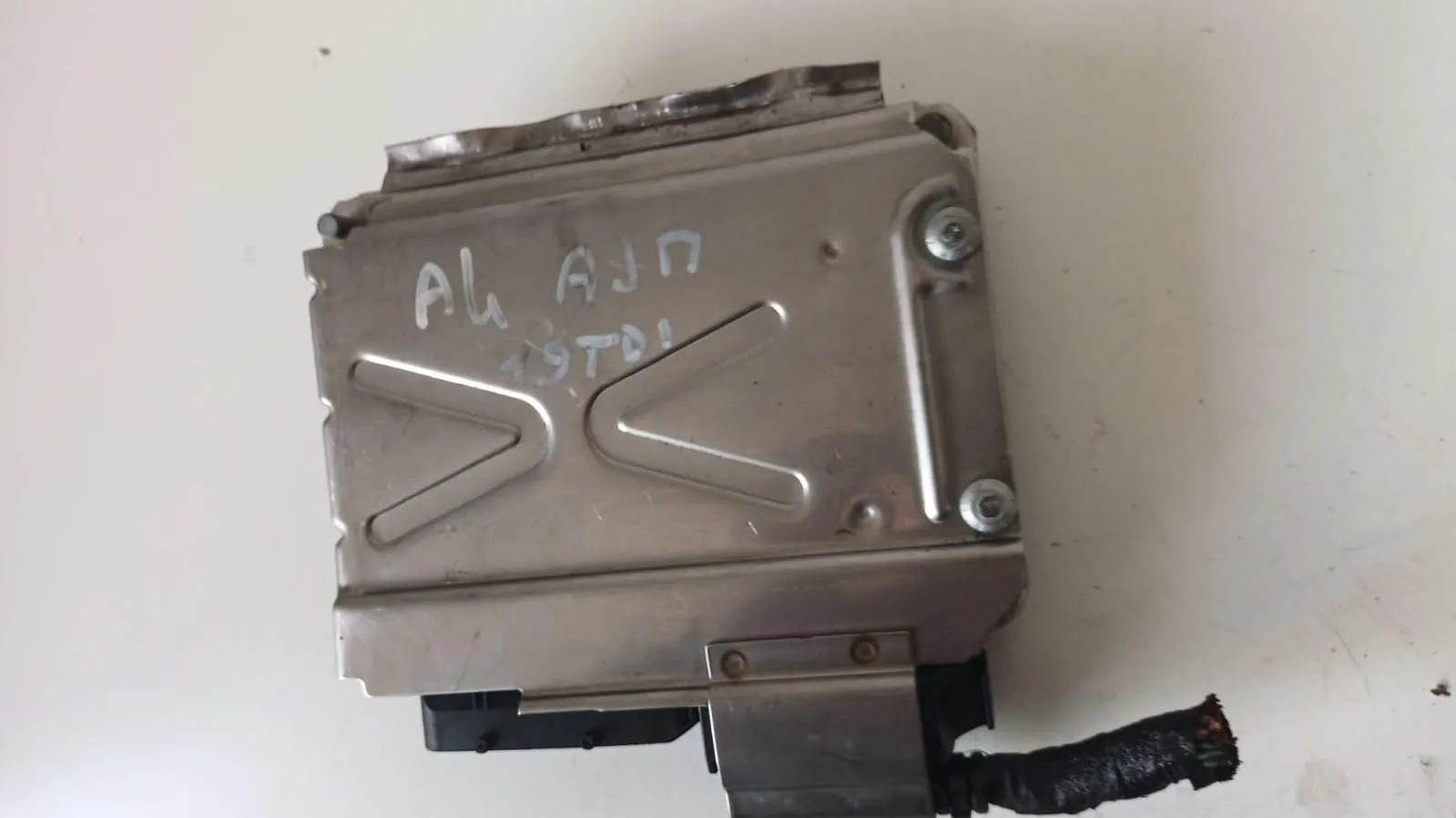 CENTRALINA MOTORE con codice 8E0907411 da AUDI A4 Berlina (8E) (04>07) 1900 Diesel con codice motore AJM/AJM (2005)