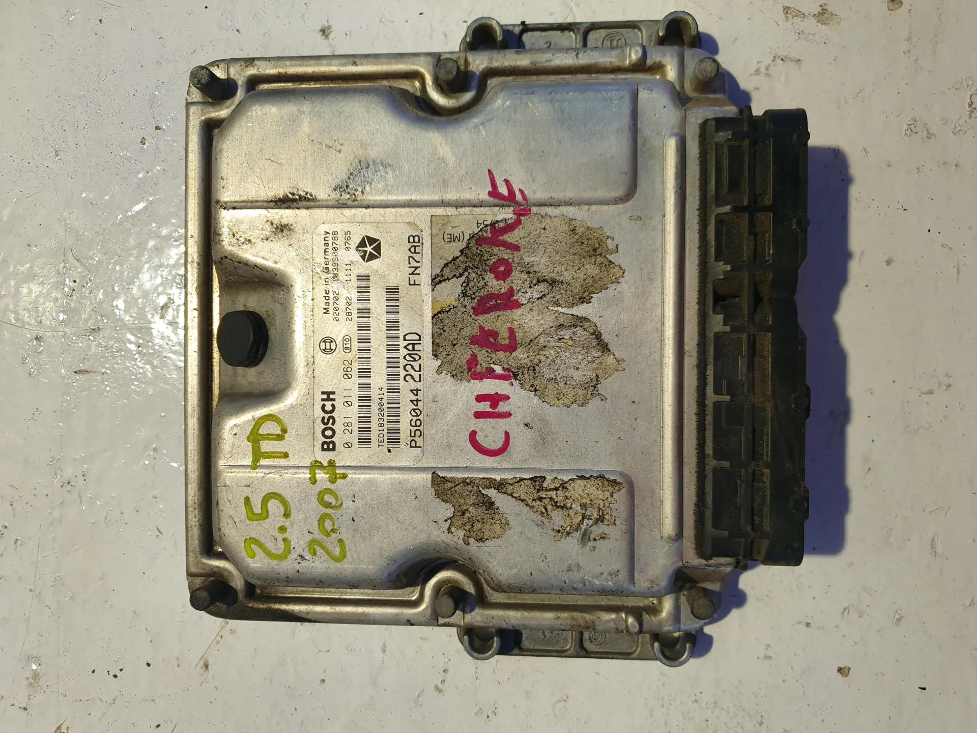 CENTRALINA MOTORE con codice 0281011062 / 1039S00788 / P56044220AD / TED183200414 da JEEP Cherokee 3Â° Serie 2500 Diesel (2003)