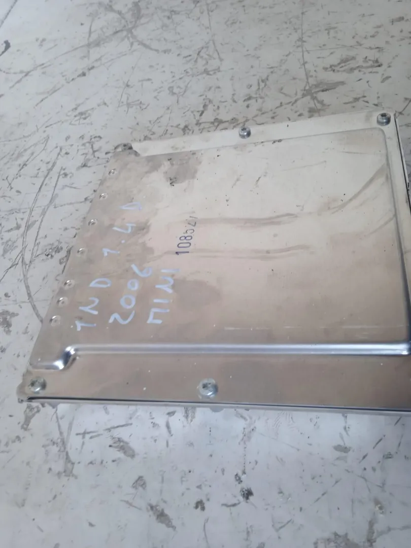 CENTRALINA MOTORE con codice 0281011085 da MINI Cooper 1° Serie 1400 Diesel con codice motore 1ND/1ND (2006)