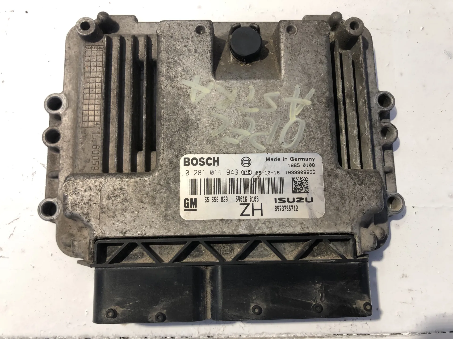 CENTRALINA MOTORE con codice 0281011943 / 18650108 / 1039S08853 / 55556829 / 590160108 / 8973785712 da OPEL Astra H Berlina 1700 Diesel (2007)