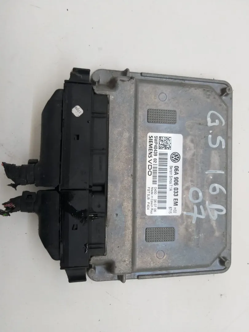 Centralina motore Volkswagen Golf 5 del 2007 1.6 Benzina CODICE RICAMBIO : 06A906033EM