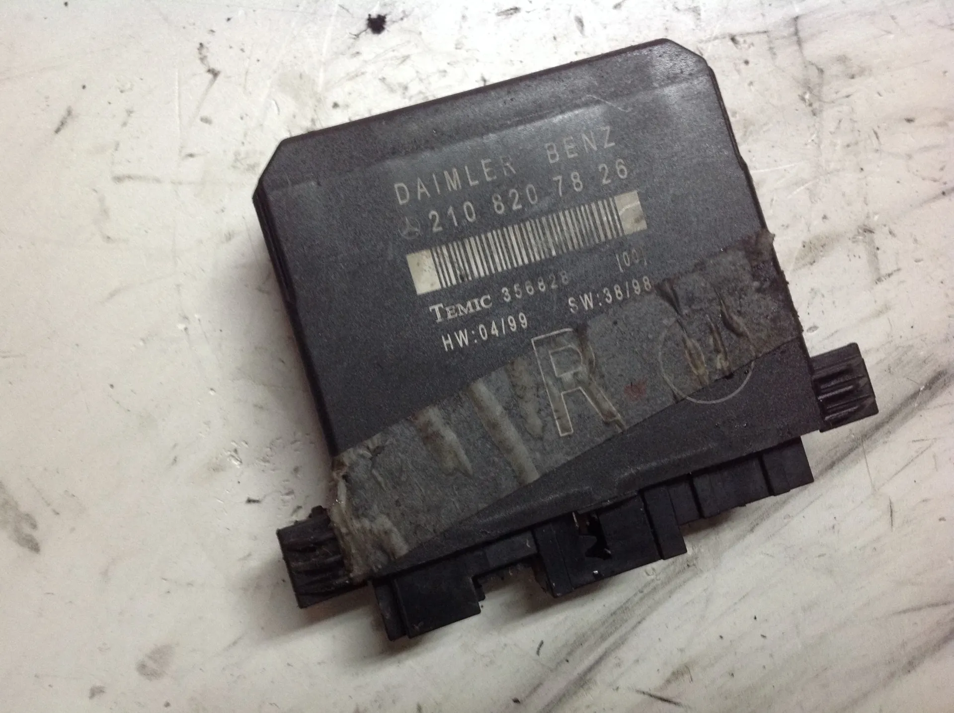 CENTRALINA PORTA DX PASSEGGERO con codice 2108207826 da MERCEDES Classe C Berlina W202 2Â° Serie Diesel