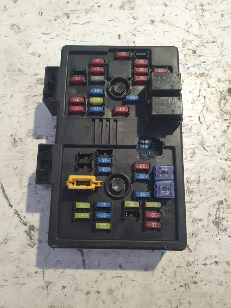 CENTRALINA PORTA FUSIBILI con codice 96821082 / 8C190407 da CHEVROLET Captiva 1Â° Serie 2200 Diesel (2010)