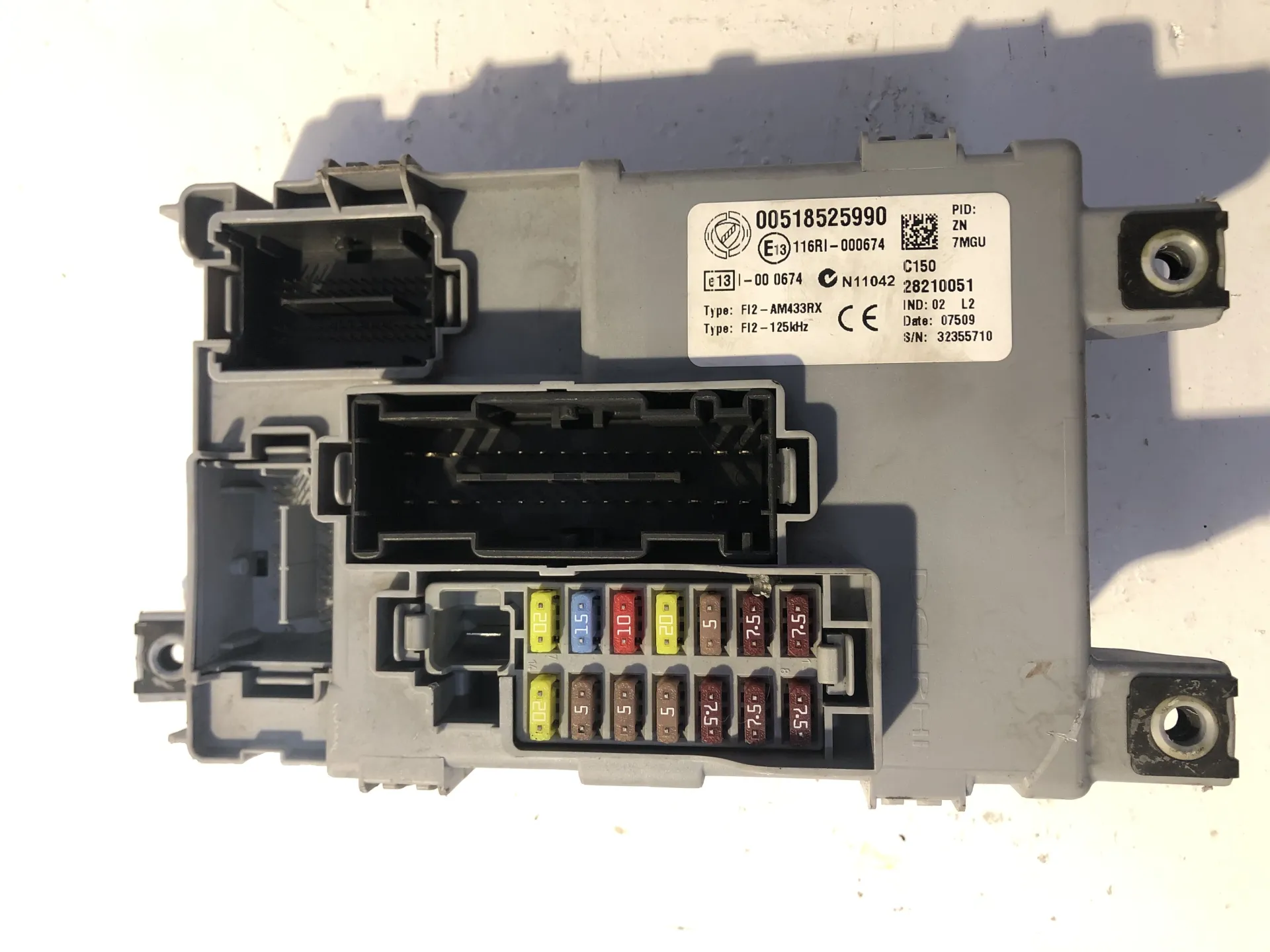 CENTRALINA PORTA FUSIBILI con codice 00518525990 / E13116RI000674 / 28210051 / 32355710 da FIAT 500 Serie (07>14) 1300 Diesel (2009)