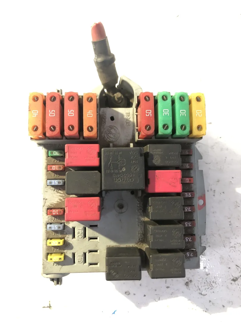 CENTRALINA PORTA FUSIBILI con codice 51775688 / 57657 / 0051775688057657 / A22311909 da FIAT Bravo 2Â° Serie 1900 Diesel (2007)