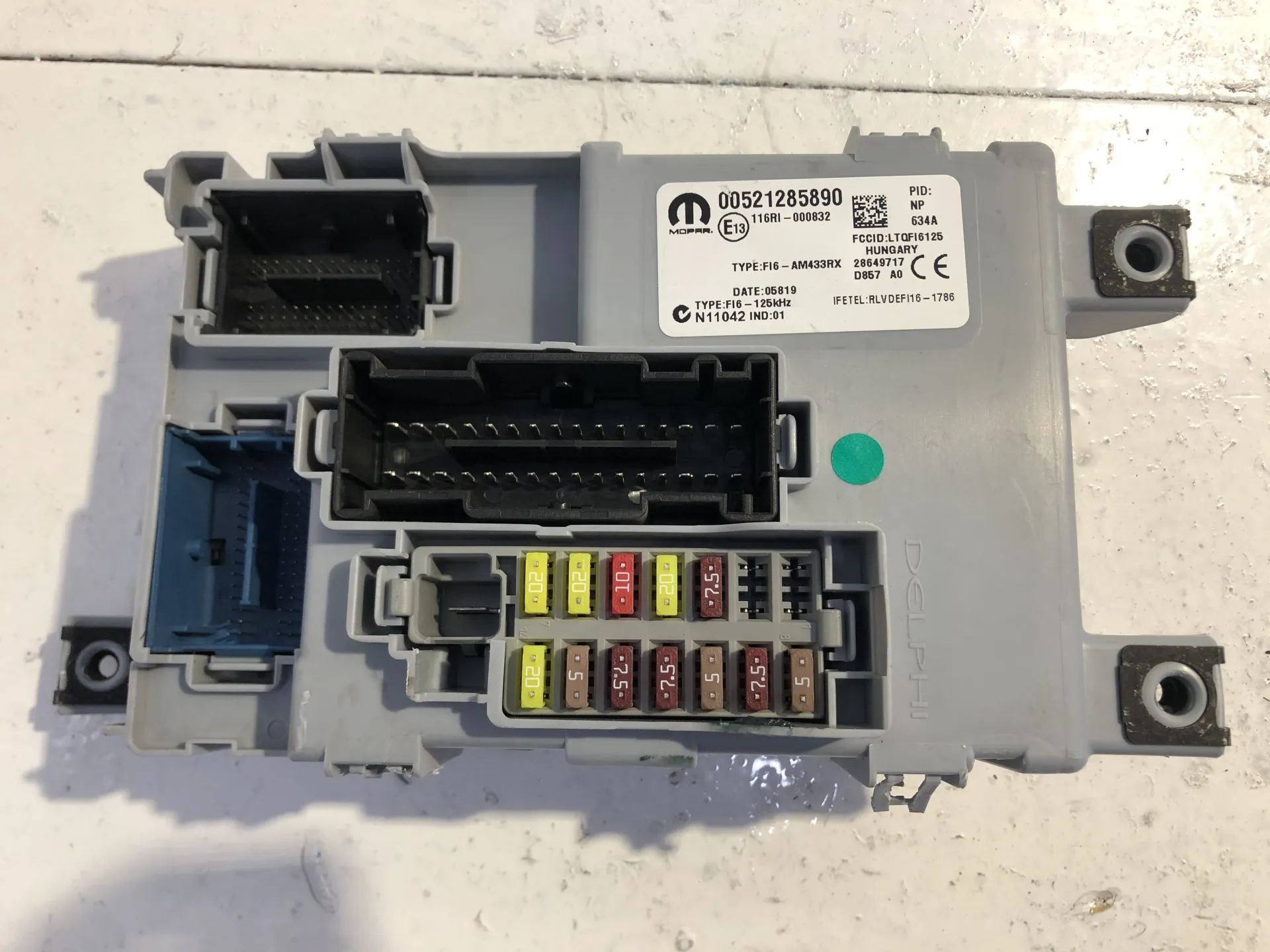 CENTRALINA PORTA FUSIBILI con codice 00521285890 / 116RI.000832 / 28649717 / AM433RX / D857A0 / N11042 da FIAT Panda 3Â° Serie 1300 Diesel (2016)