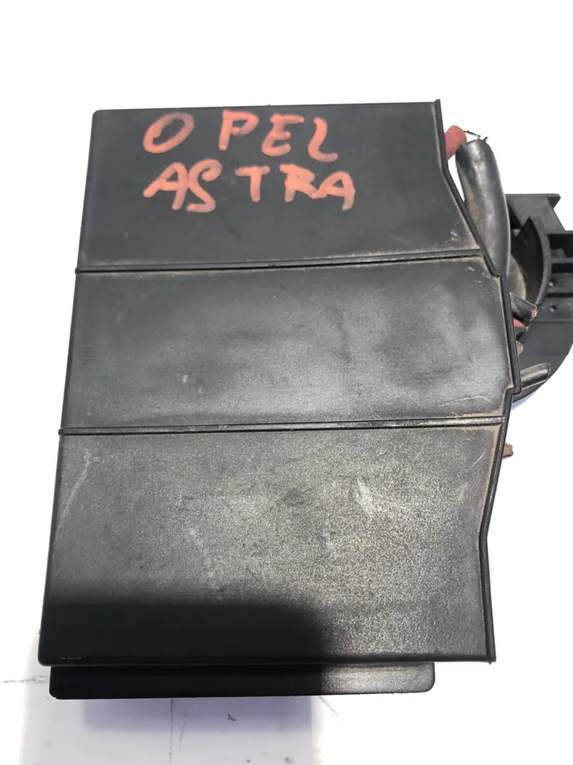 CENTRALINA PORTA FUSIBILI con codice 90589541 da OPEL Astra H Berlina 2Â° serie 1900 Diesel (2010)